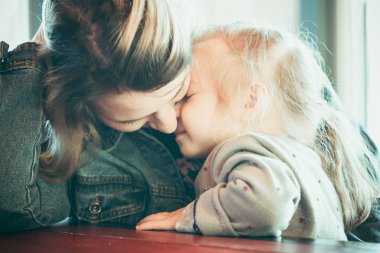 Anne ve kızı masada olduğunu