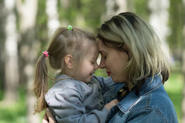 Mutter Hält Ihre Tochter Park Auf Dem Arm — Stockfoto