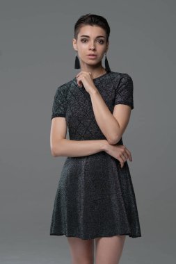 Studio, elbisenin içinde ayakta poz genç güzel kız