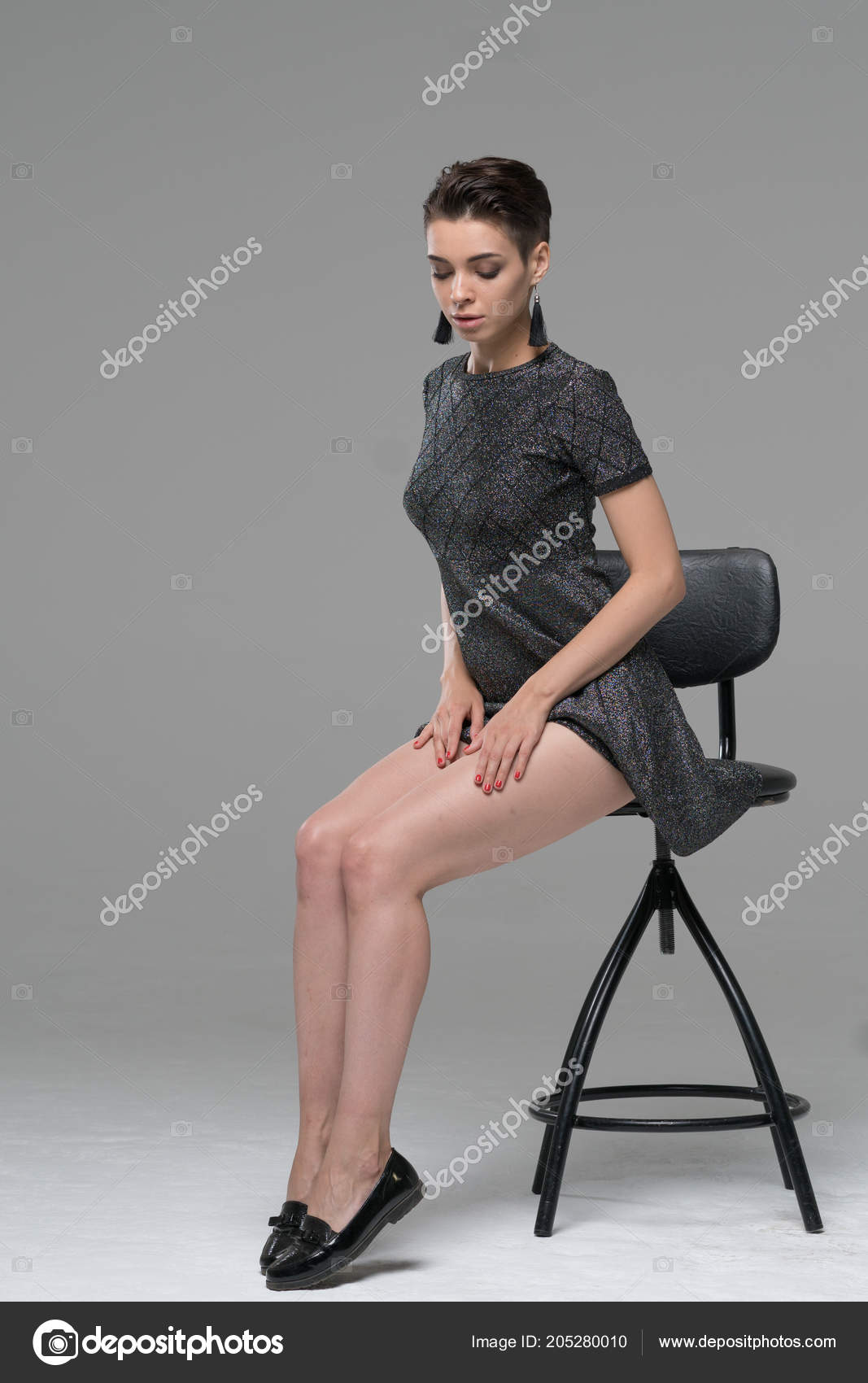 https://st4.depositphotos.com/10086424/20528/i/1600/depositphotos_205280[000-999]-stock-photo-young-beautiful-girl-posing-studio.jpg