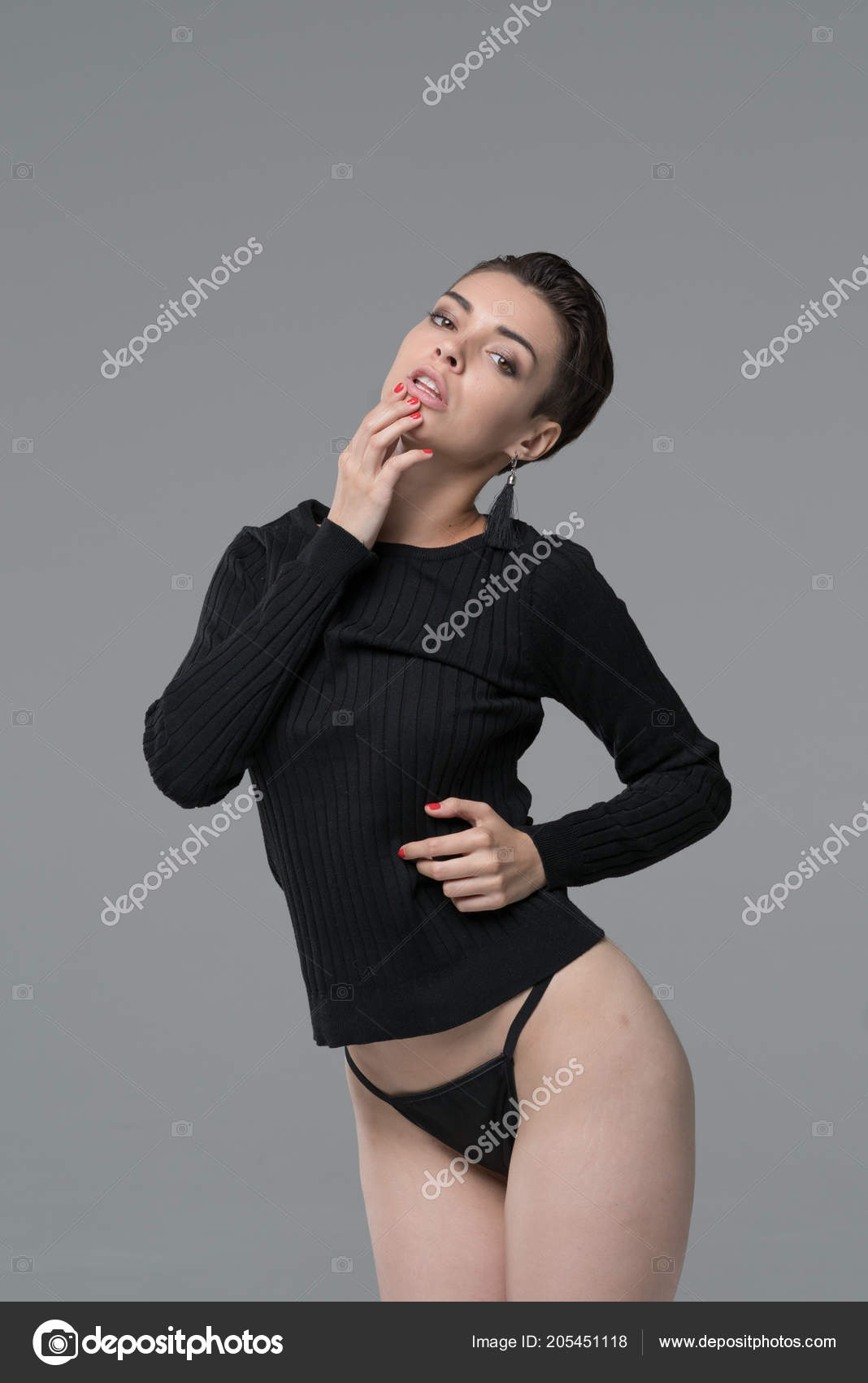 https://st4.depositphotos.com/10086424/20545/i/1600/depositphotos_205451118-stock-photo-young-beautiful-girl-posing-studio.jpg