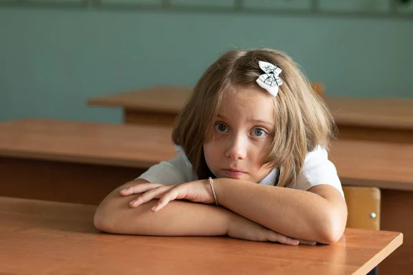 Años Edad Niña Sienta Escritorio Escuela —  Fotos de Stock