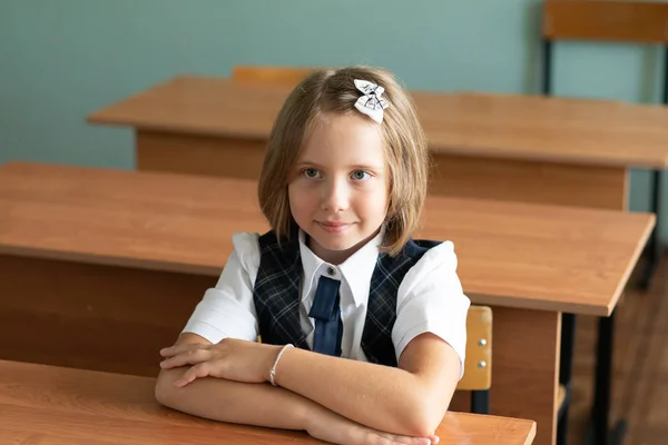 Anni Ragazza Siede Alla Scrivania Della Scuola — Foto Stock