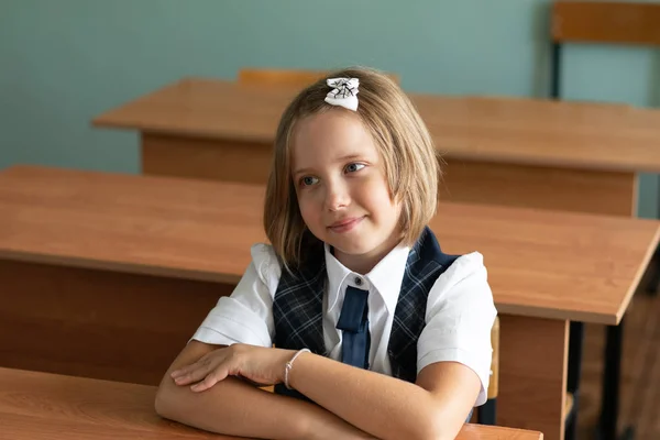 Anni Ragazza Siede Alla Scrivania Della Scuola — Foto Stock