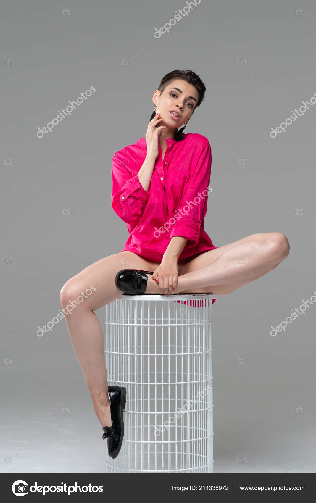 https://st4.depositphotos.com/10086424/21433/i/1600/depositphotos_214338972-stock-photo-young-beautiful-girl-posing-studio.jpg