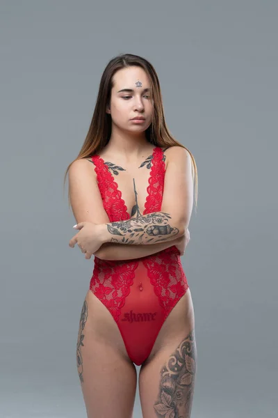 Ung Vacker Flicka Poserar Studion Stående Röd Bodysuit — Stockfoto