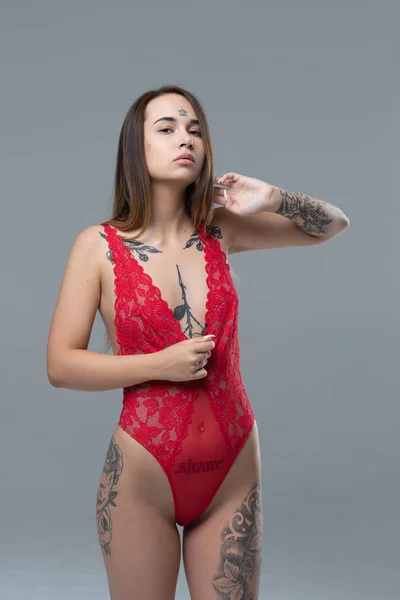 Ung Vacker Flicka Med Tatueringar Poserar Studion Stående Röda Underkläder — Stockfoto