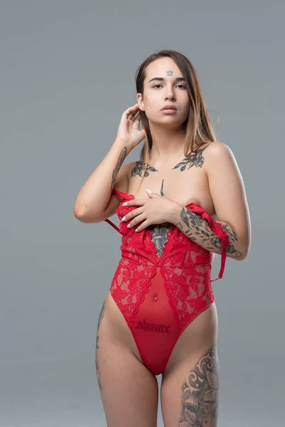Young Beautiful Girl Posing Studio Standing Red Body — Stock Photo, Image