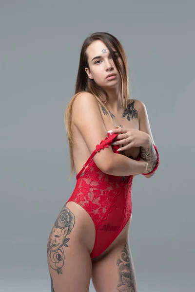 Jeune Belle Fille Posant Studio Debout Dans Corps Rouge — Photo