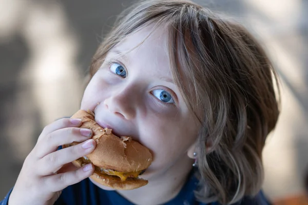 bir cheeseburger yemek bir kız portresi