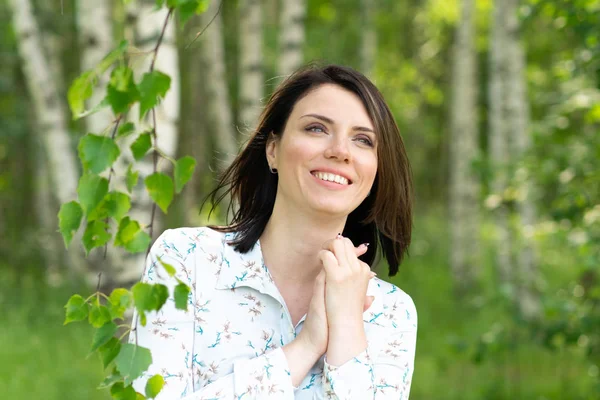 Genç güzel kız yaz huş yakınındaki beyaz elbiseli poz