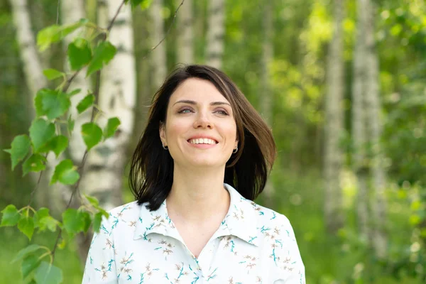 Genç güzel kız yaz huş yakınındaki beyaz elbiseli poz