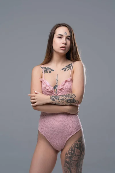 Młoda Piękna Dziewczyna Pozowanie Studio Różowe Body Tattoo — Zdjęcie stockowe