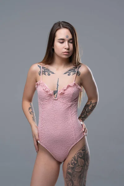 Fiatal Gyönyörű Lány Pózol Stúdióban Pink Body Tattoo — Stock Fotó