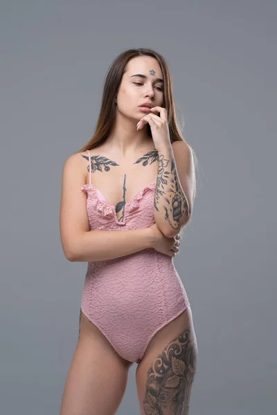 Pembe Elbise Studio Poz Dövmeli Genç Güzel Kız — Stok fotoğraf