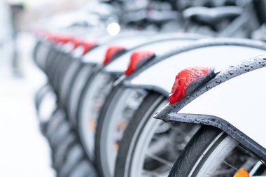 şehirde sokakta biked standları