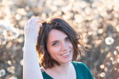 yaz alanında genç bir güzel kız portresi