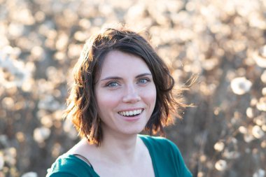 yaz alanında genç bir güzel kız portresi