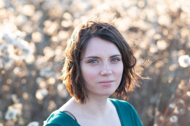 yaz alanında genç bir güzel kız portresi