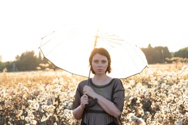 yaz alanında genç bir güzel kız portresi