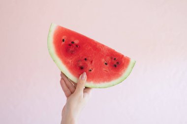 el karpuz bir dilim tutar