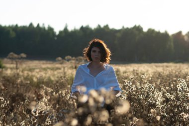 yaz alanında genç bir güzel kız portresi