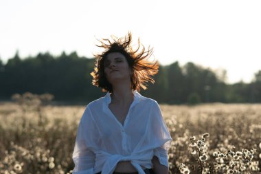 yaz alanında genç bir güzel kız portresi