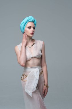 Genç güzel kız beyaz şeffaf iç çamaşırlarıyla ayakta stüdyoda poz