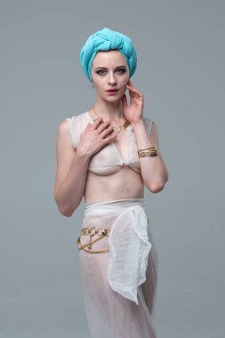 Genç güzel kız beyaz şeffaf iç çamaşırlarıyla ayakta stüdyoda poz