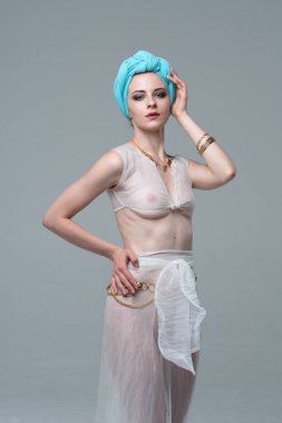 Genç güzel kız beyaz şeffaf iç çamaşırlarıyla ayakta stüdyoda poz