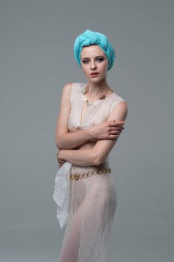 Genç güzel kız beyaz şeffaf iç çamaşırlarıyla ayakta stüdyoda poz