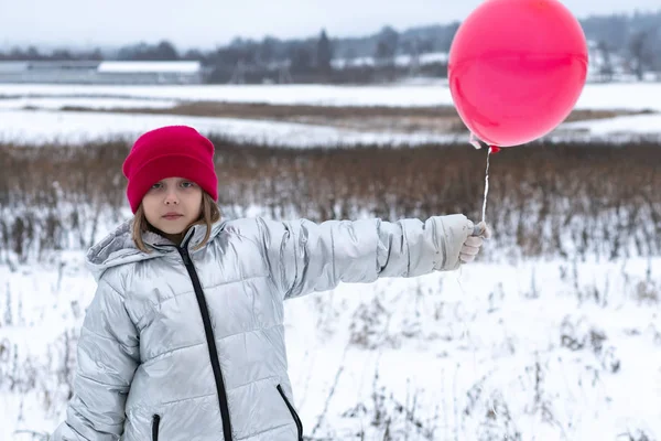 Jovem Posando Fora Inverno Com Uma Bola Vermelha — Fotografia de Stock