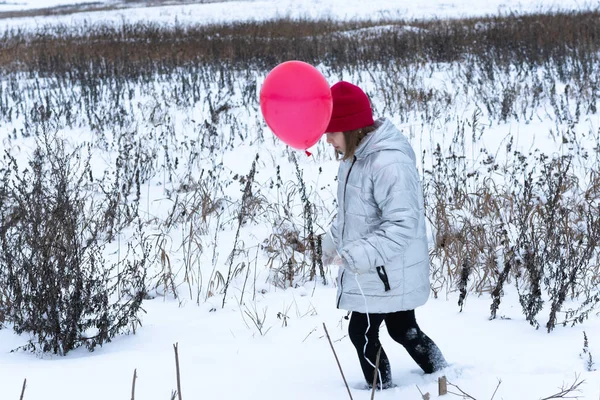 Retrato Uma Menina Inverno Com Balão — Fotografia de Stock