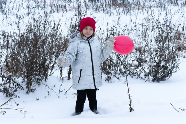 Menina Fica Com Balão Inverno Fora — Fotografia de Stock