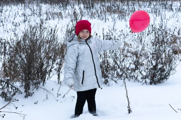 Menina Fica Com Balão Inverno Fora — Fotografia de Stock