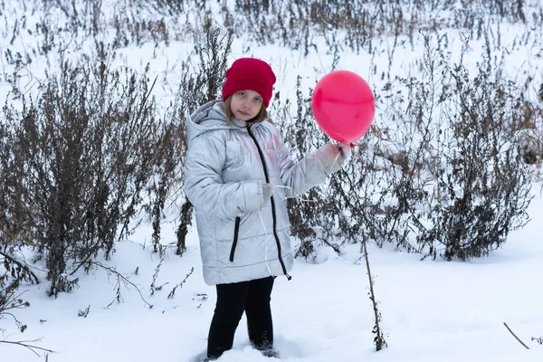 Menina Fica Com Balão Inverno Fora — Fotografia de Stock