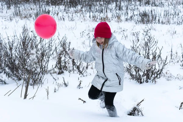 Menina Fica Com Balão Inverno Fora — Fotografia de Stock