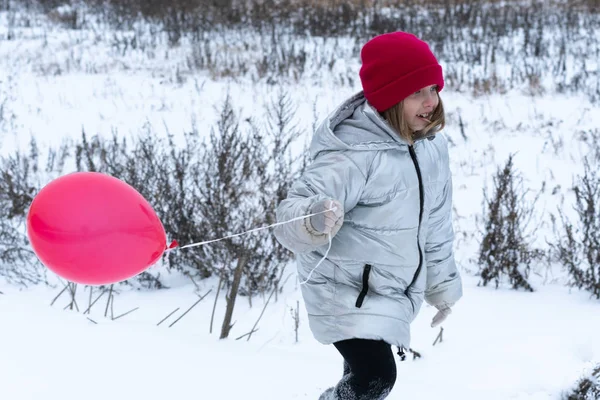 Menina Fica Com Balão Inverno Fora — Fotografia de Stock