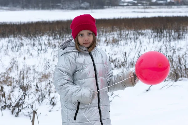 Menina Fica Com Balão Inverno Fora — Fotografia de Stock