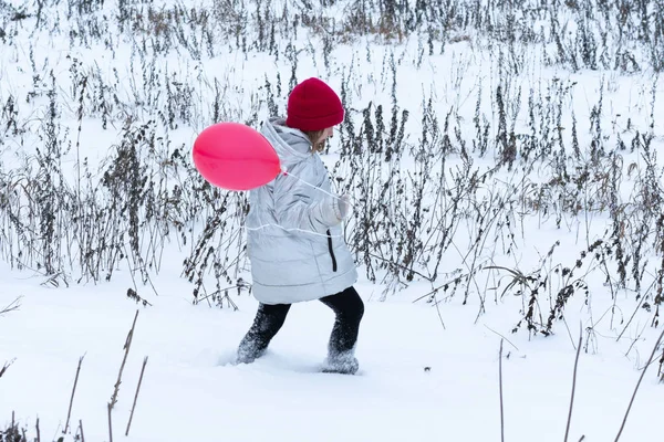 Meisje Staat Met Een Ballon Winter Buiten — Stockfoto