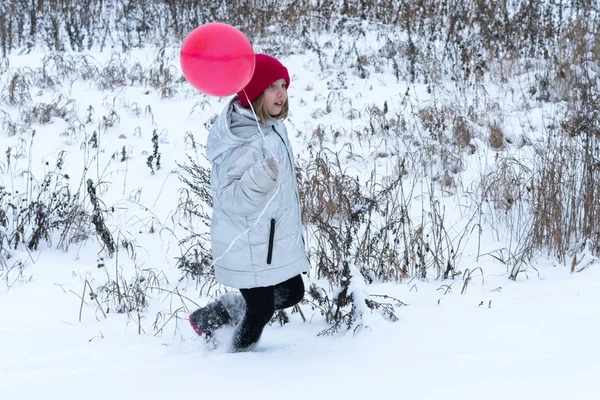 Menina Fica Com Balão Inverno Fora — Fotografia de Stock