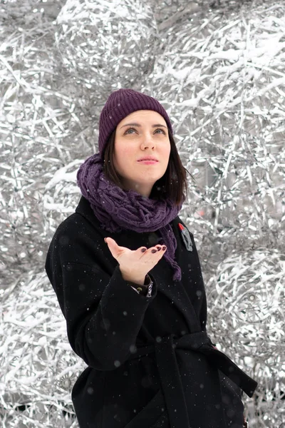 Retrato Uma Jovem Menina Bonita Livre Inverno Fica Perto Árvore — Fotografia de Stock