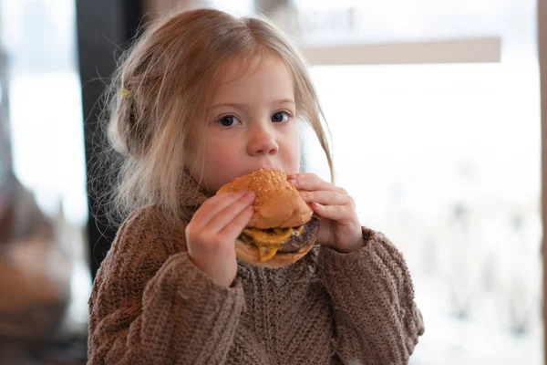 Kislány Enni Burger Kávézó — Stock Fotó