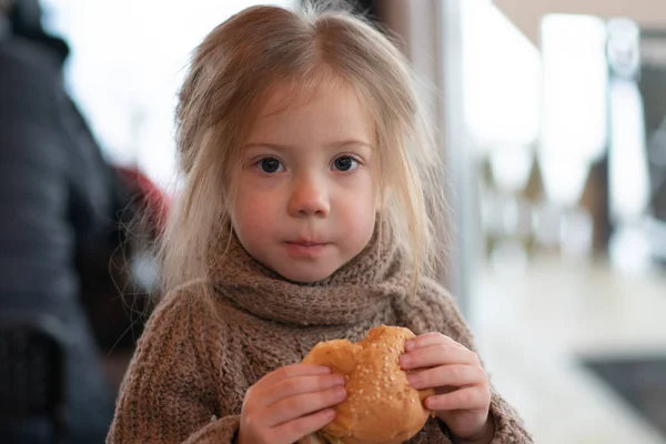 Маленькая Девочка Ест Бургер Кафе — стоковое фото
