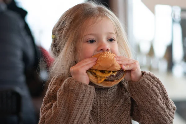 Kislány Enni Burger Kávézó — Stock Fotó