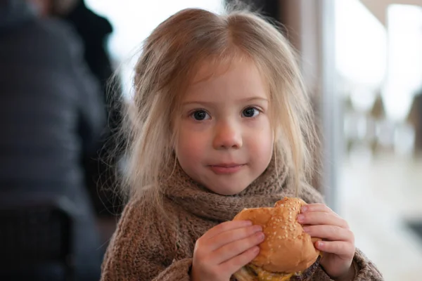 Kislány Enni Burger Kávézó — Stock Fotó