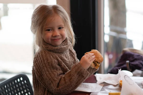Kislány Enni Burger Kávézó — Stock Fotó