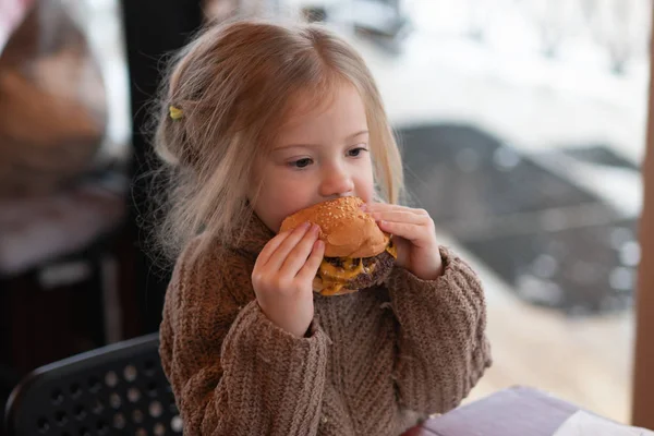 Kislány Enni Burger Kávézó — Stock Fotó