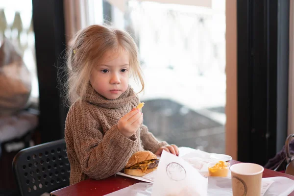 Маленькая Девочка Ест Бургер Кафе — стоковое фото