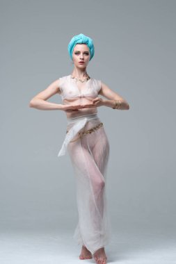 Stüdyo, yoga yaparken genç güzel kız beyaz iç çamaşırı standları